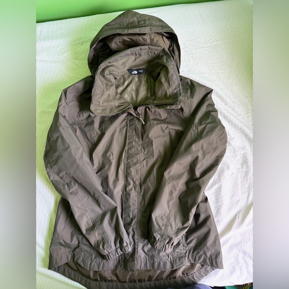 THE NORTH FACE - Women’s Mid Length Antora Rain Jacket in Olive Green and Size L